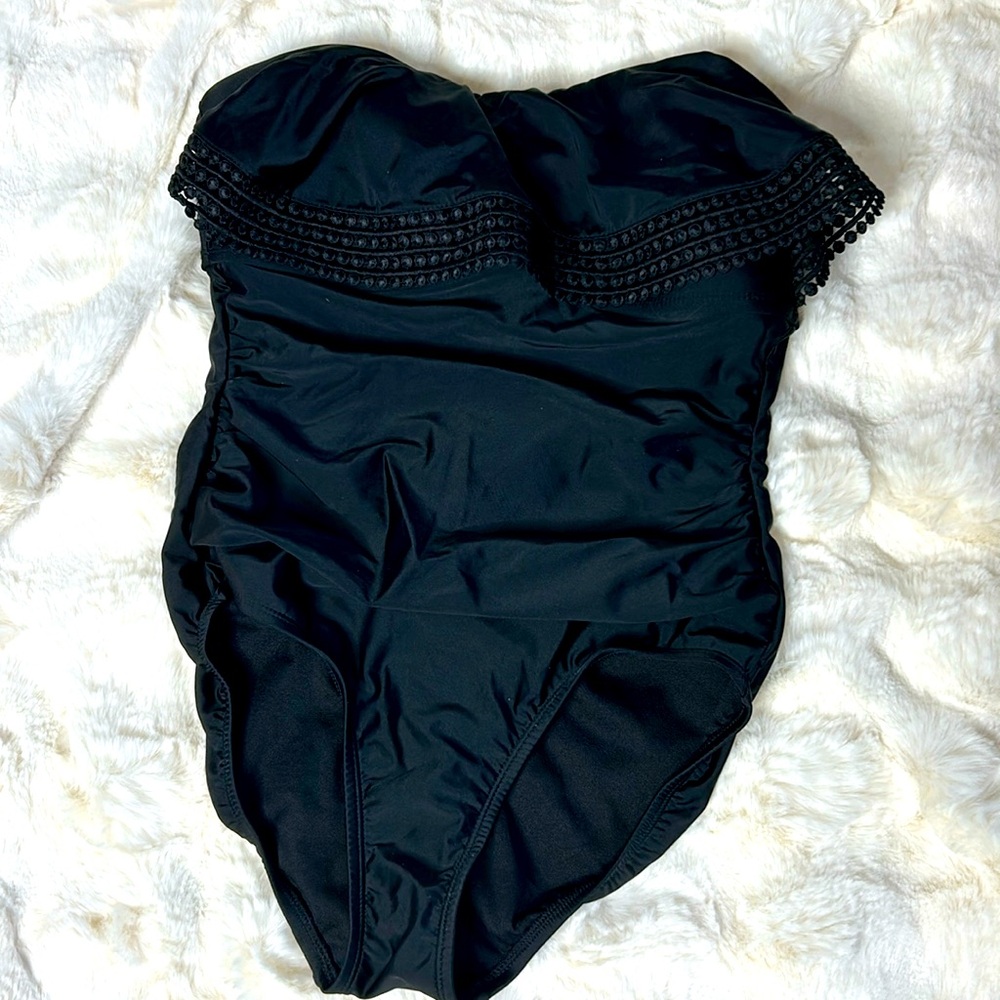 Black Kona Sol straplesss swim suit- (includes straps) Never wornTags On- Size M